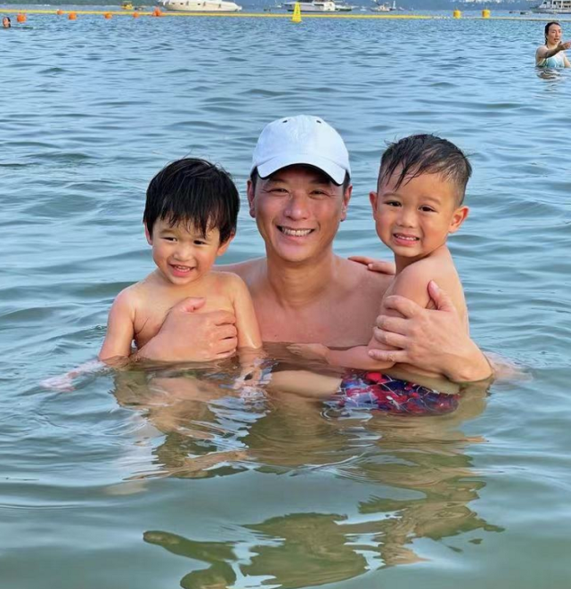 胡杏儿老公晒儿子游泳照，告别暑假带娃生活，奕霆奕霖颜值差异大