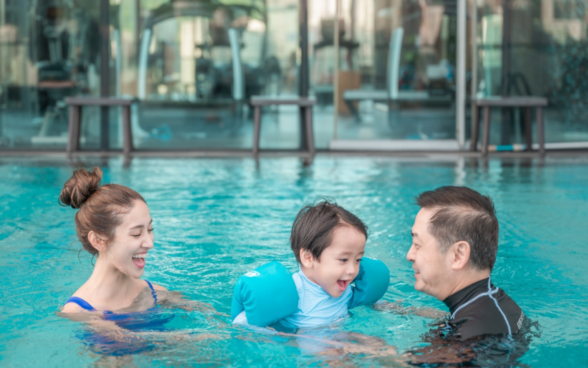 港姐陈凯琳晒家人合影，泳池嬉戏素颜皮肤白，儿子眼睛超大像葡萄