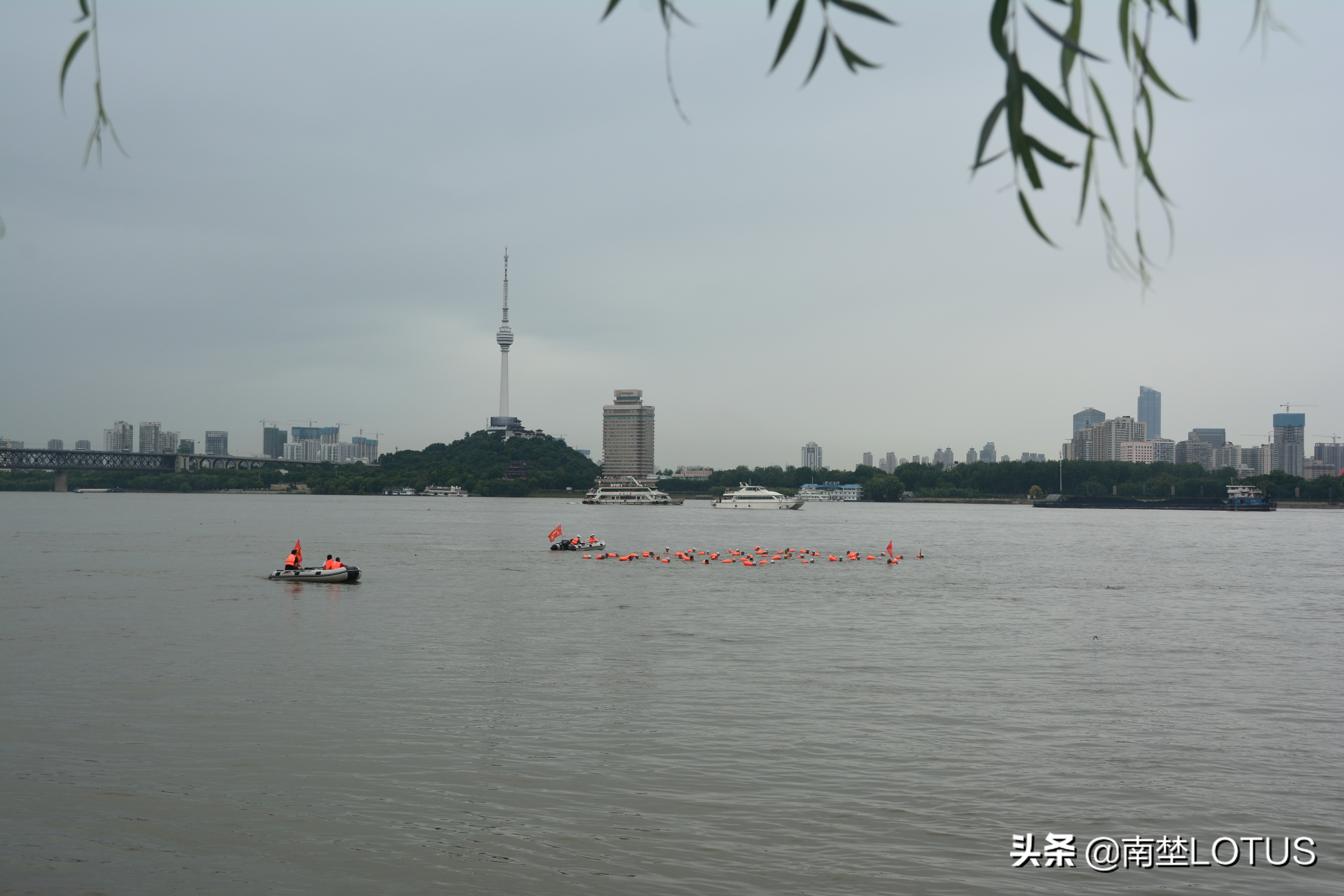 暴风雨也浇灭不了我们的热情(暴风雨浇灭不了江城716横渡长江游泳健将们的训练热情)