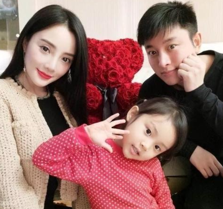 甜馨7歲生日，賈乃亮李小璐為其慶生，離異家庭的孩子更需要陪伴