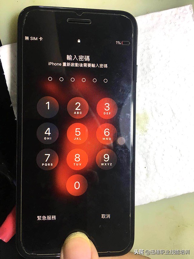 中国台湾粉絲寄修iPhone7手机上Home键不灵，小小的集成ic在作祟老师傅秒修补