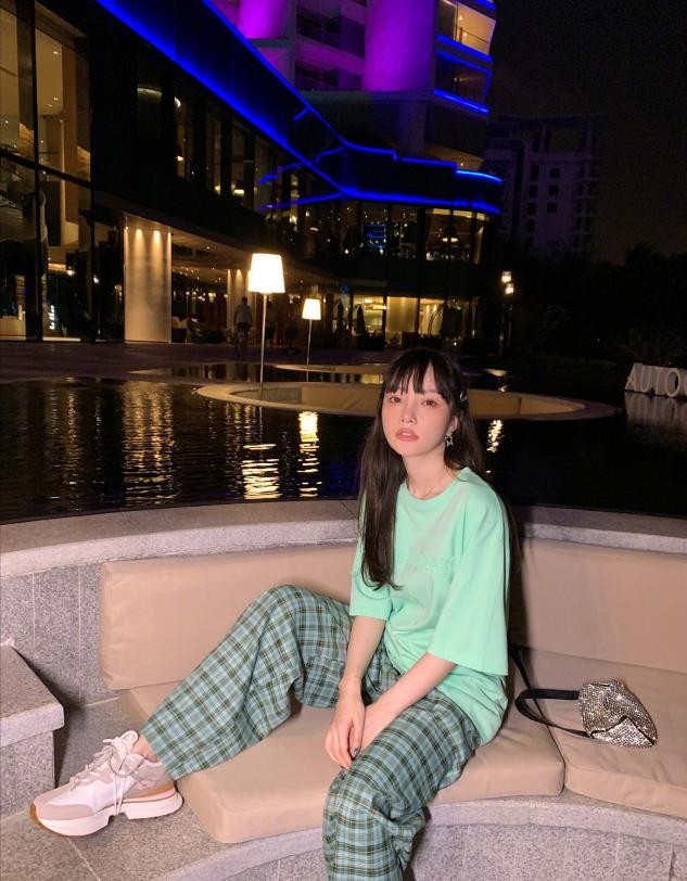 李小璐祖孙三代过父亲节，65岁母亲罕露面，明星爸爸穿粉衣戴名表