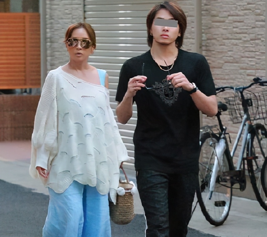 滨崎步二胎孕肚照首曝光，身材发福孕味十足，神秘男子悉心护送