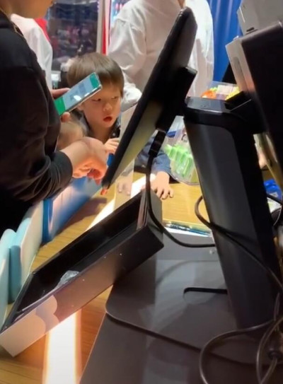 霍思燕夫妇带嗯哼出游，杜江牵着小女孩父爱大发，再被怀疑有二胎