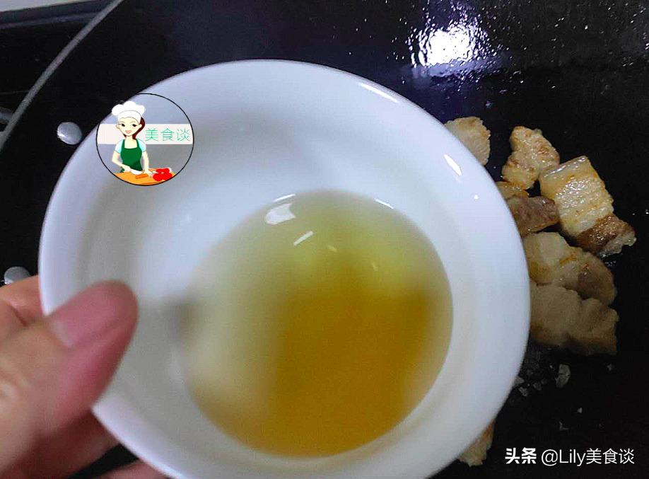 紅燒肉的家常做法，不炒糖色、不加大料，簡單一燜，色澤紅亮鮮香