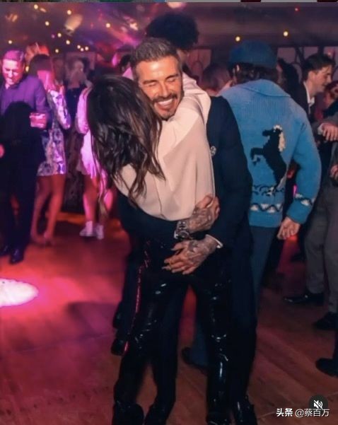 赶在封国之前逃离英国，贝克汉姆一家飞到佛罗