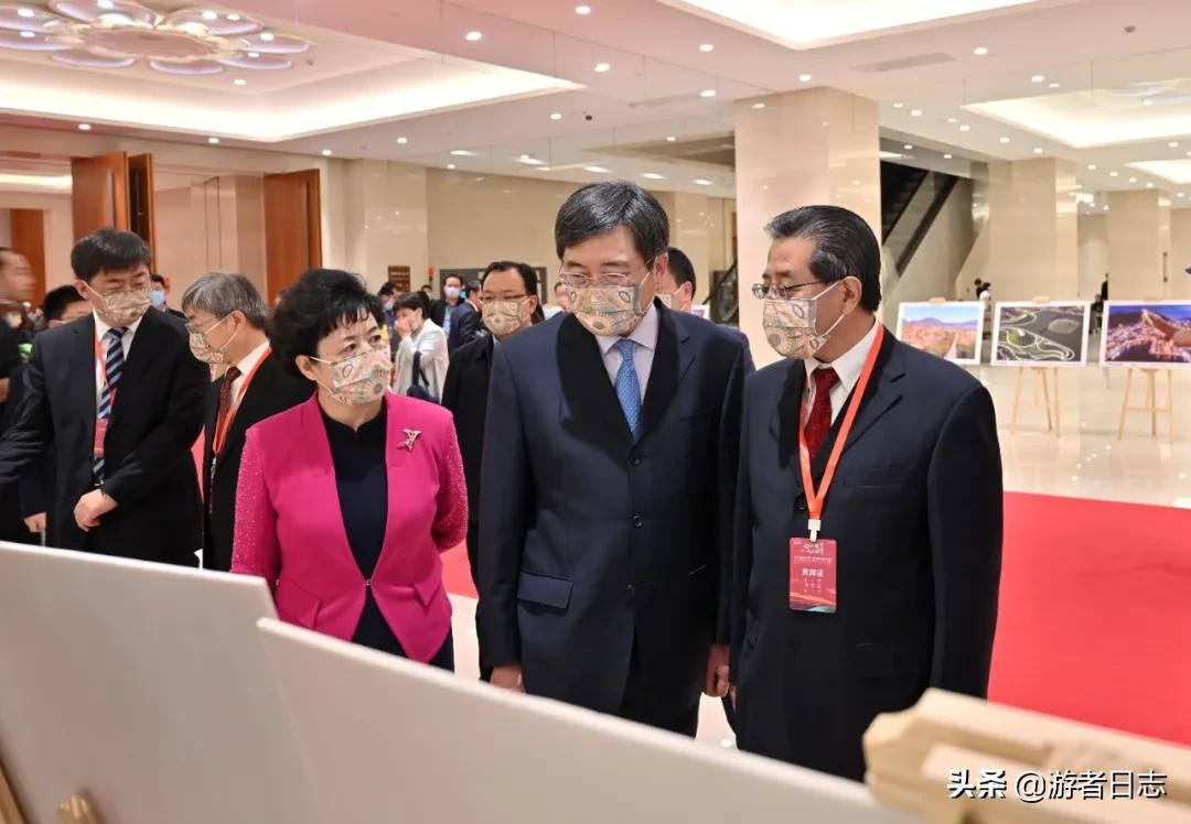 东亚文化之都活动年：中外嘉宾参观考察敦煌“一窟四展”