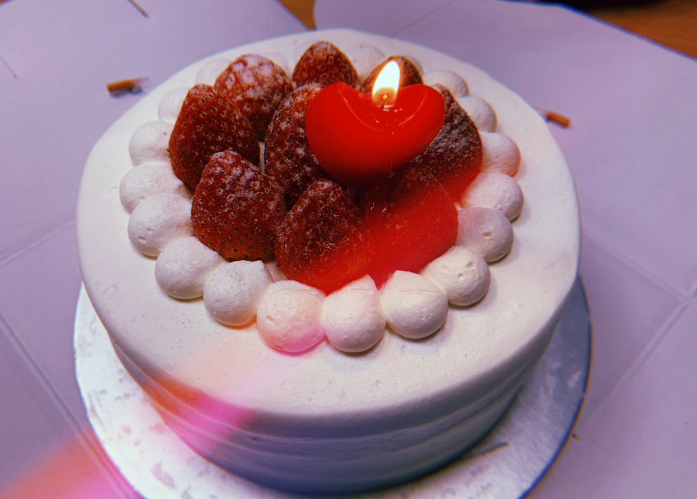 柯佳嬿曬慶生照，與賈靜雯蹲吃蛋糕接地氣，曾之喬發文送祝福