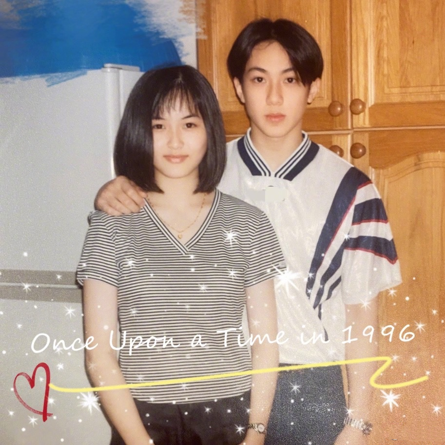 吳尊攜老婆參加同學會，41歲的他帥如當初，與同學合影像兩代人