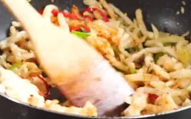 图片[3]-土豆新吃法 陕北洋芋擦擦做法 口感筋道有嚼劲 拿肉都不换-起舞食谱网