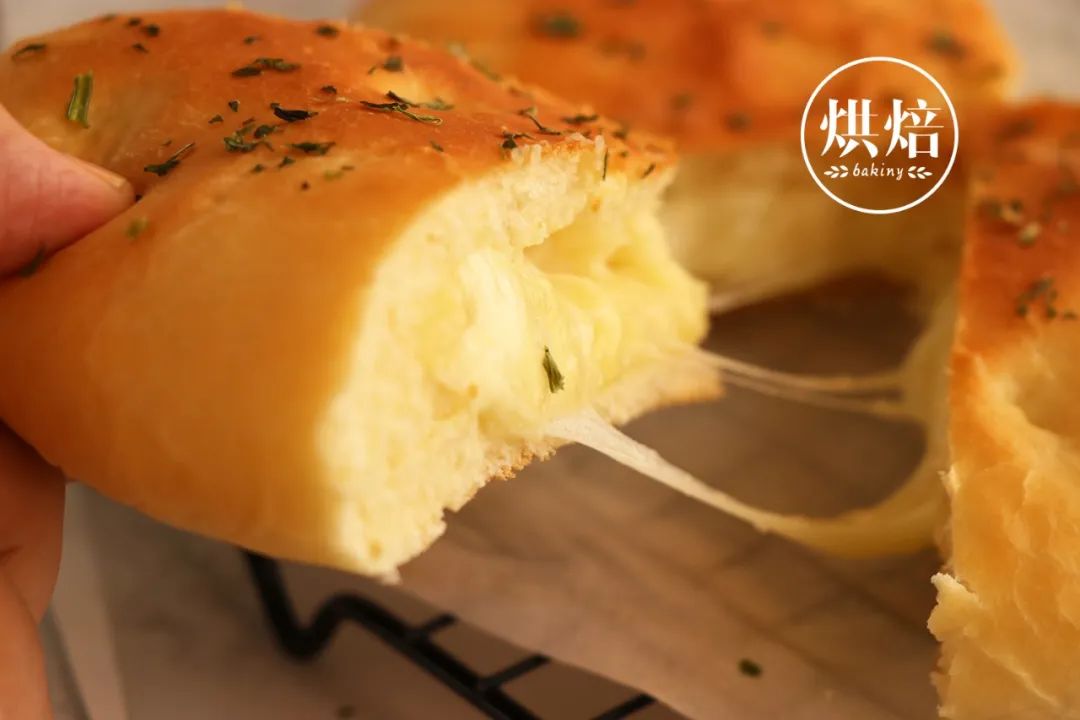 消耗土豆的好办法 拉丝很长的乳酪土豆面包 蓬松柔软 无人不爱
