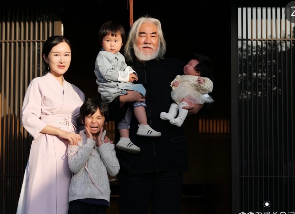 张纪中三胎女儿过百日，高龄得女宠上天，设宴排场大还送剑当礼物