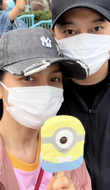 沙溢全家打卡环球影城，胡可无美颜自信怼脸拍，安吉小鱼儿齐长胖