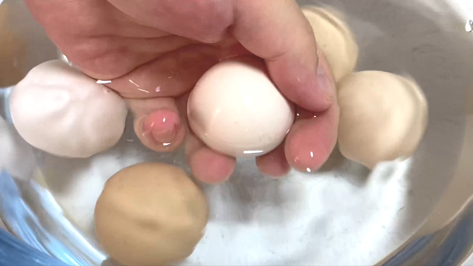 鸡蛋别再用水煮了，保姆教你新方法，只需1分钟，鸡蛋鲜嫩不粘壳