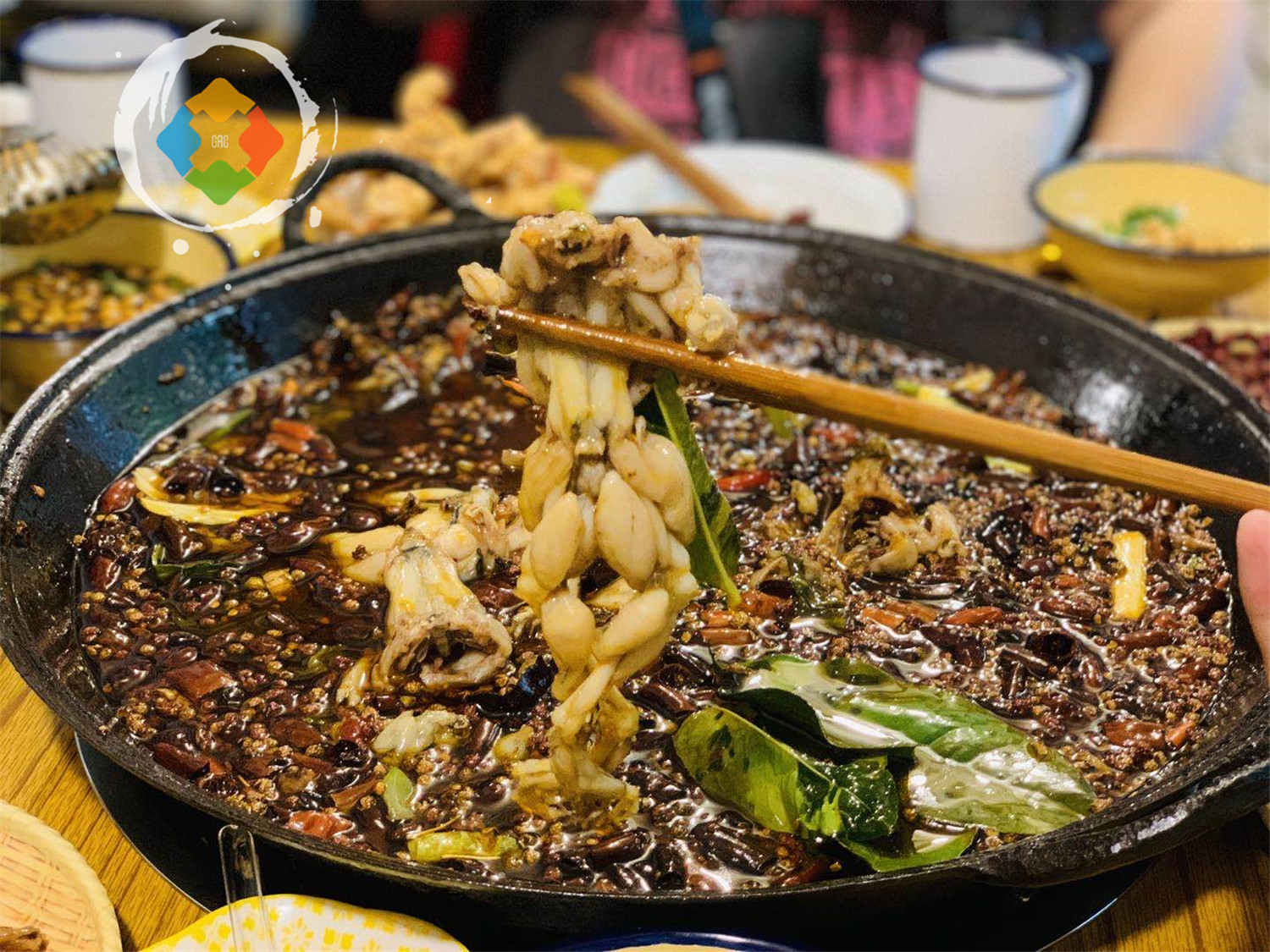 重庆80后和卖鱼的杠上了，店门前打出标语：吃鱼不如吃蛙