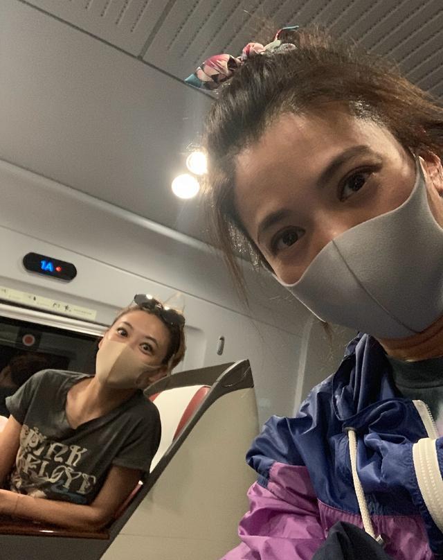 袁咏仪因张智霖生日抱陈小春吃醋，应采儿给两人p图换脸无违和感