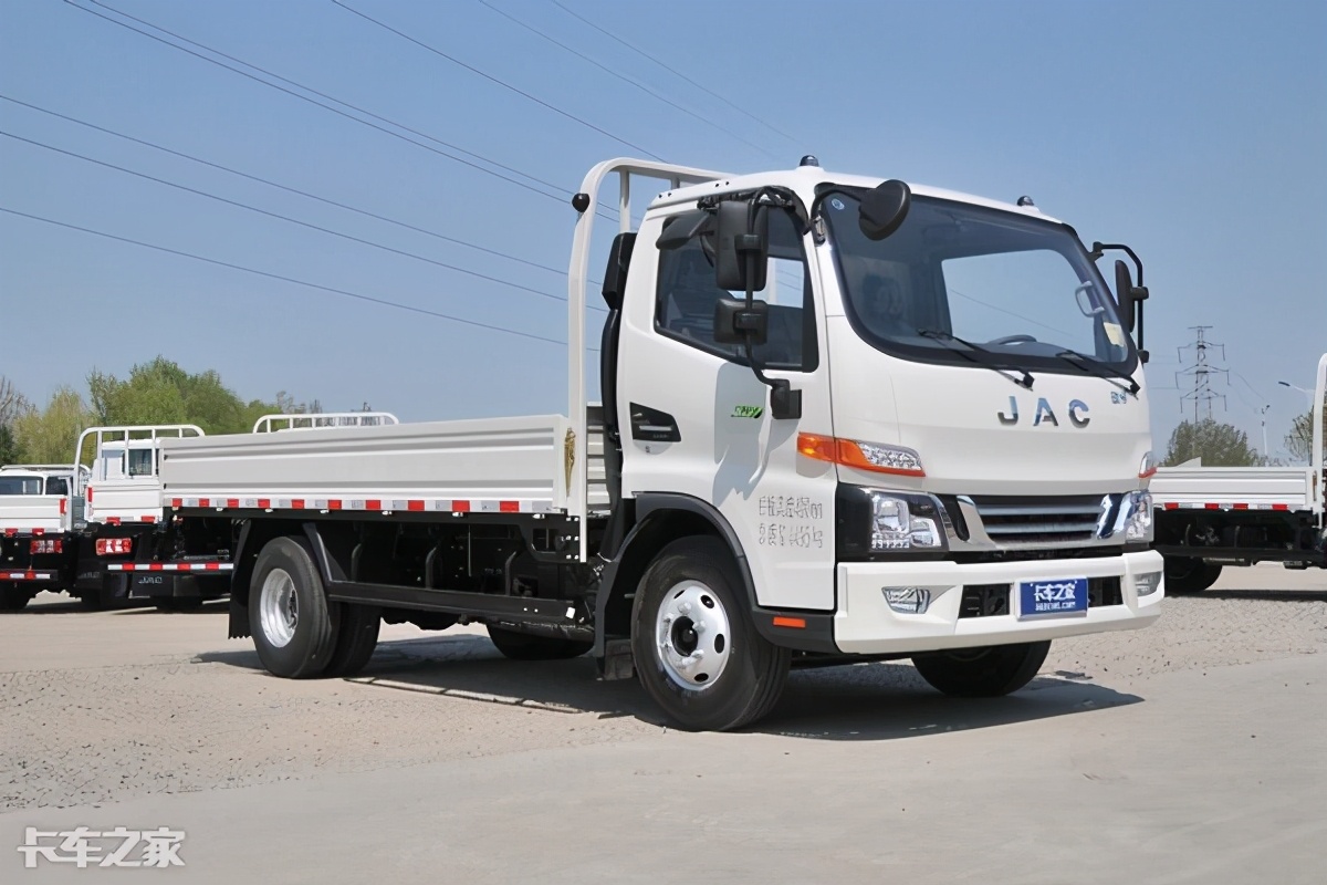 搭载云内150马力发动机实拍江淮骏铃v6轻卡内饰有亮点