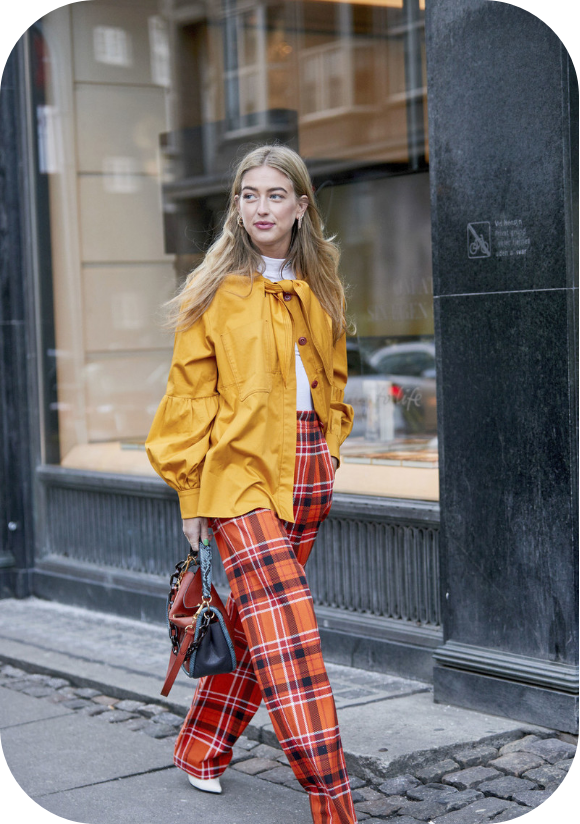 复古风今年强势来袭，款式百搭的格纹裤“卷土