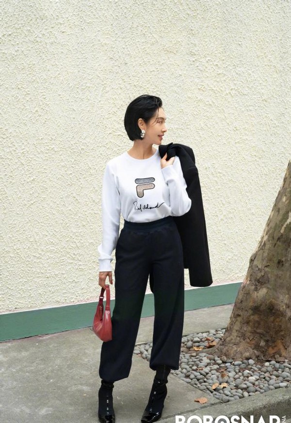 朱茵夫婦罕見合體，老公穿運動裝陽光帥氣，朱茵短髮白裙好甜美