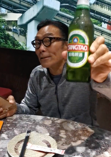 老戏骨郑浩南近况曝光，聚餐仅喝不到5块的啤酒，面颊凹陷显老态