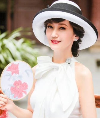 赵雅芝去养老院看望老人,明明只差10岁,看起来