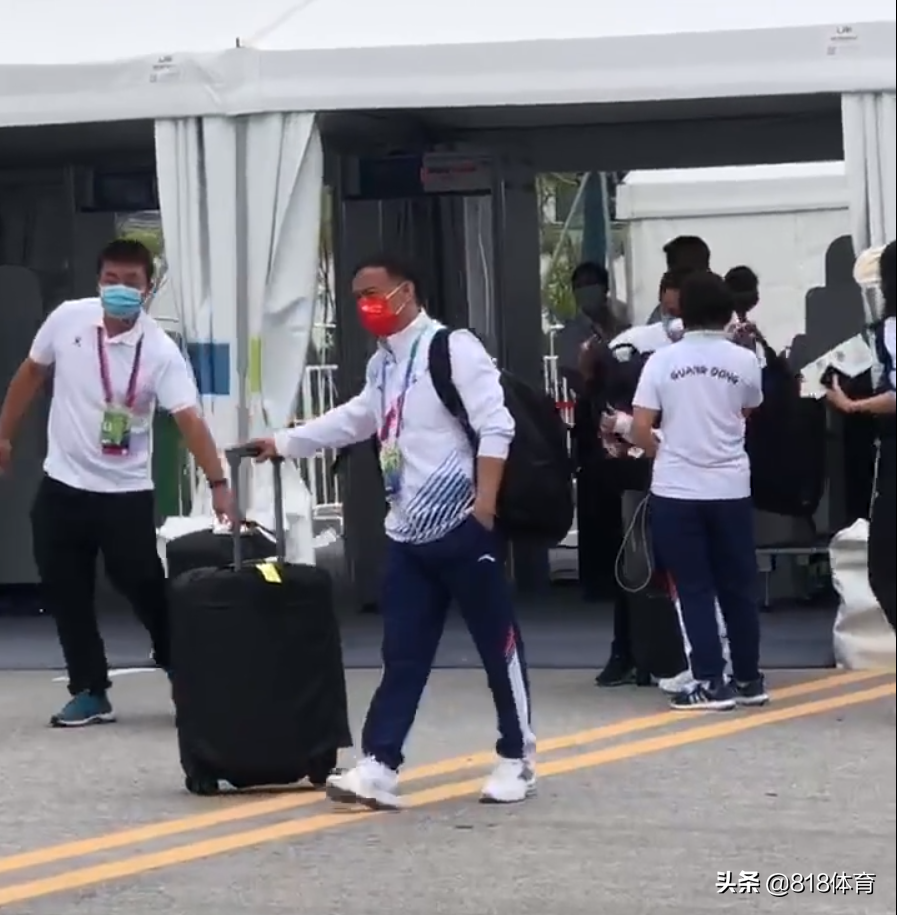 团宠!全红婵进全运村广东队领导牵手怕丢,老父亲何教练一步三回头