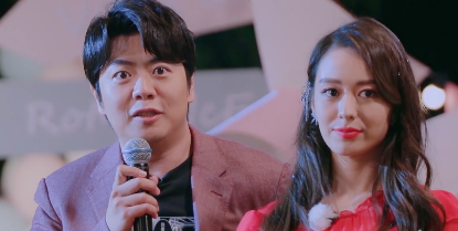 吉娜挺6个月孕肚独自逛街，衣着朴素似路人，个头娇小背大包惹眼