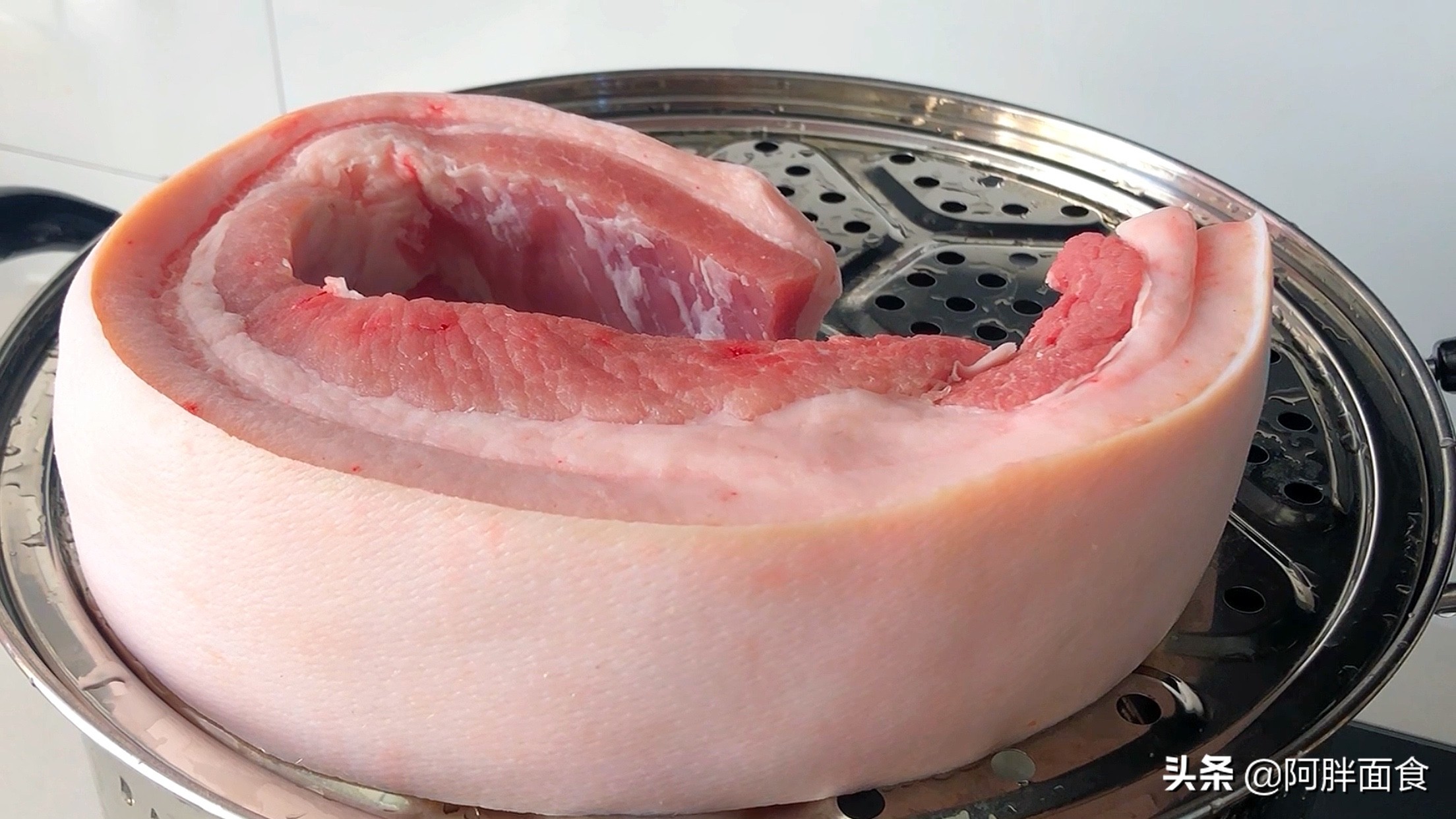 把五花肉放鍋中蒸一蒸，教會你，一層比一層好吃，年夜飯待客有面