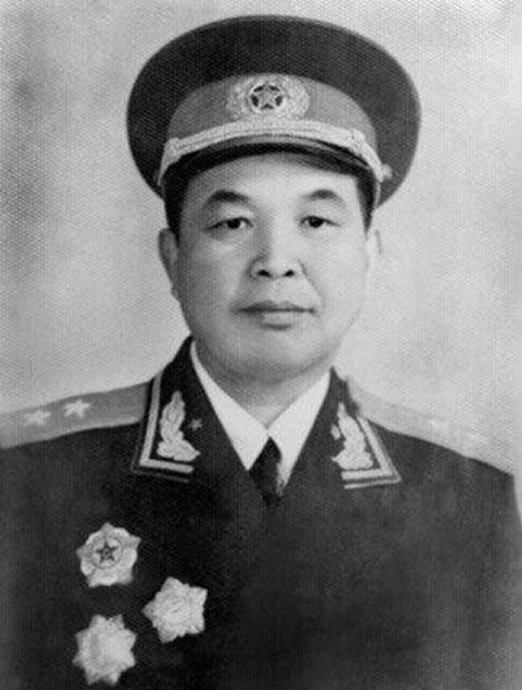 开国中将刘忠回乡寻母，却发现母亲沿街乞讨，痛哭大呼：儿不孝啊