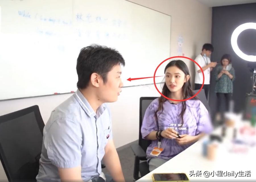 林允帮员工涂口红，不知如何配合谁注意她的反