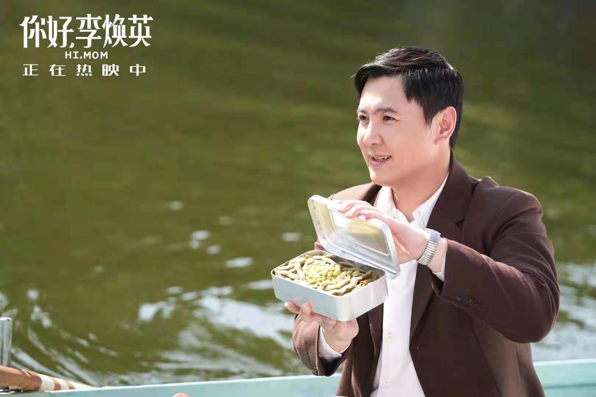 沈腾亲姐晒近照，巴掌脸配S曲线身材火辣，和弟弟同框像两代人？