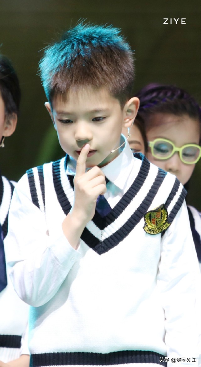 霍思燕带嗯哼现身《燃野少年的天空》首映活动，8岁的嗯哼长大了