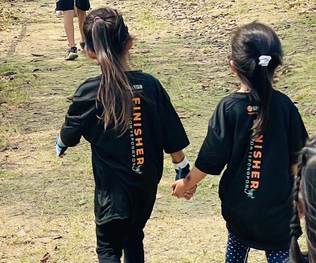 昆凌參加親子運動，女兒搬輪胎不嬌氣，弟弟高冷比耶成Q版周杰倫