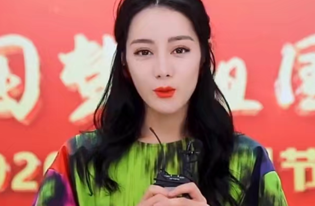 杨紫近照曝光瘦出尖下巴，嘴角僵硬颜值再被质疑