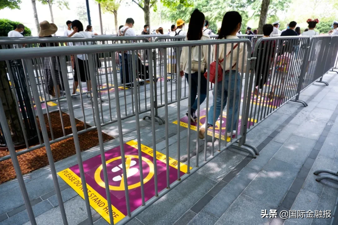 上海迪士尼重新开放首日初体验：隔排就坐玩项