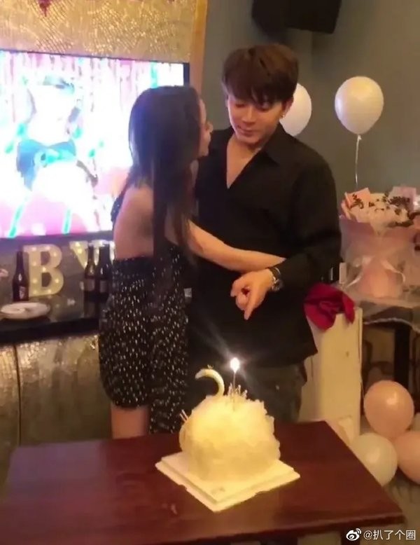 新女友|陈翔疑似为新女友庆生 曾与女子买婴儿用品
