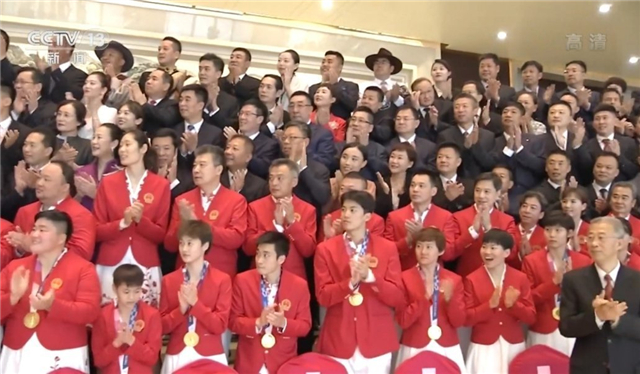 1米4全红婵合影太逗！身后2米朱婷，紧挨200斤巩立姣，红姐太娇小