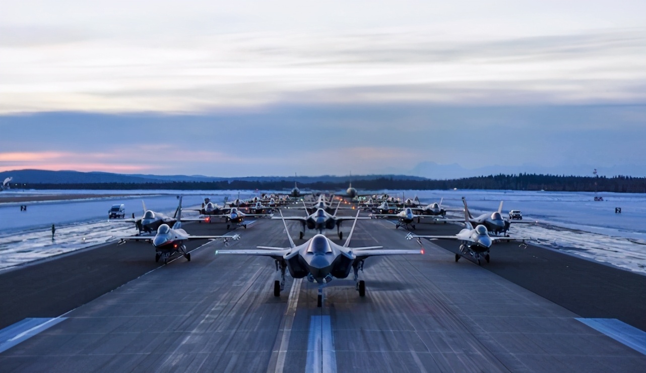 为在北极“秀肌肉”，美军F-35战机在阿拉斯加“大象漫步”