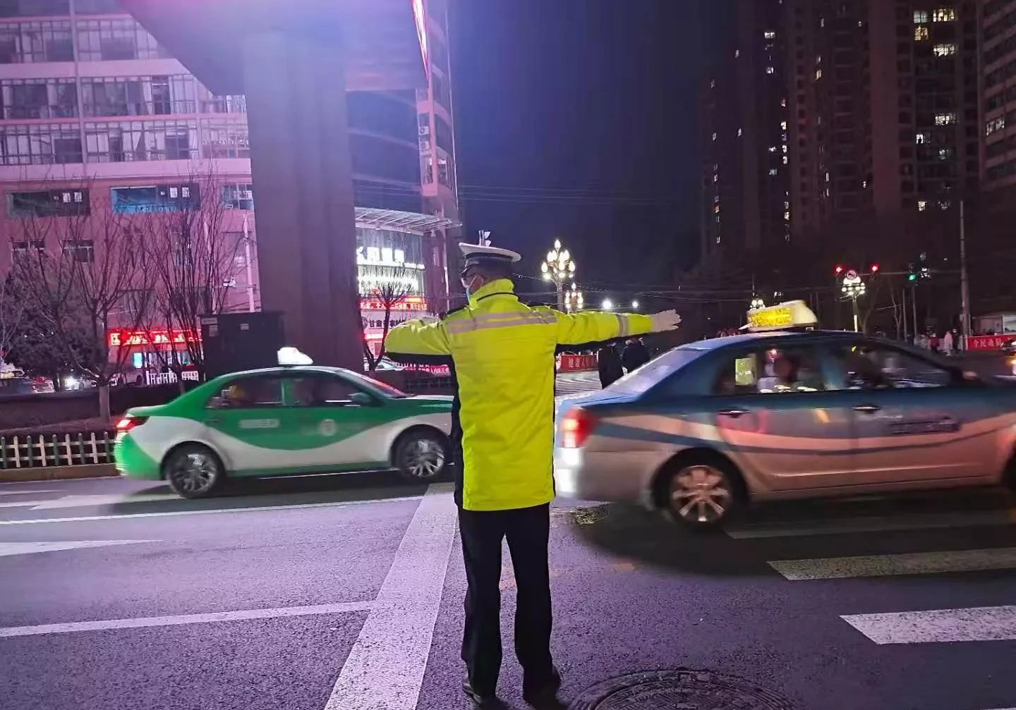 西固交警全力护航西固灯会，圆满完成灯会期间道路交通安全保畅任务