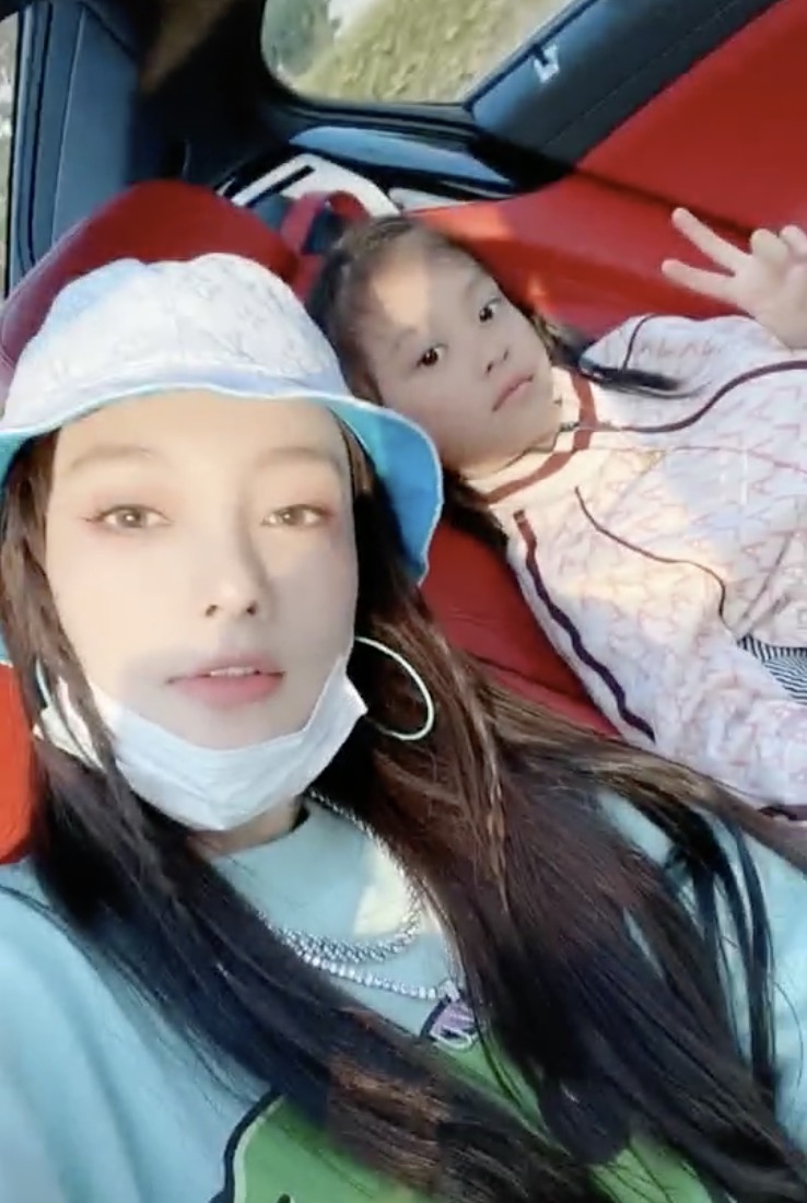 李小璐带女儿外出游玩，母女俩潮范儿十足，甜馨颜值越来越高