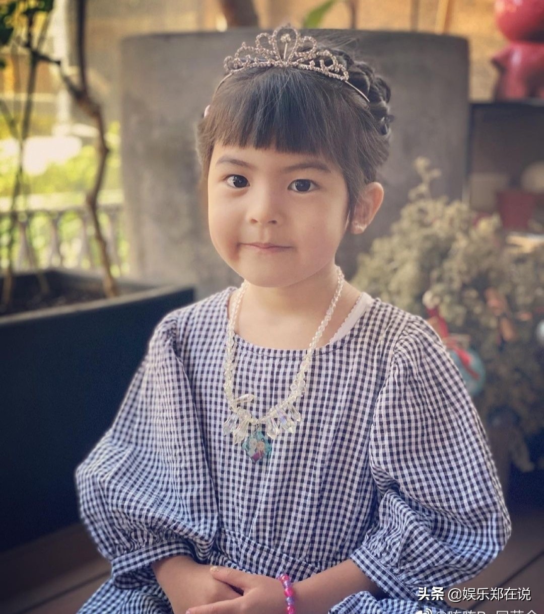 修傑楷曬女兒近照，咘咘眼神盡顯寵溺，Bo妞笑露牙齒喜感十足