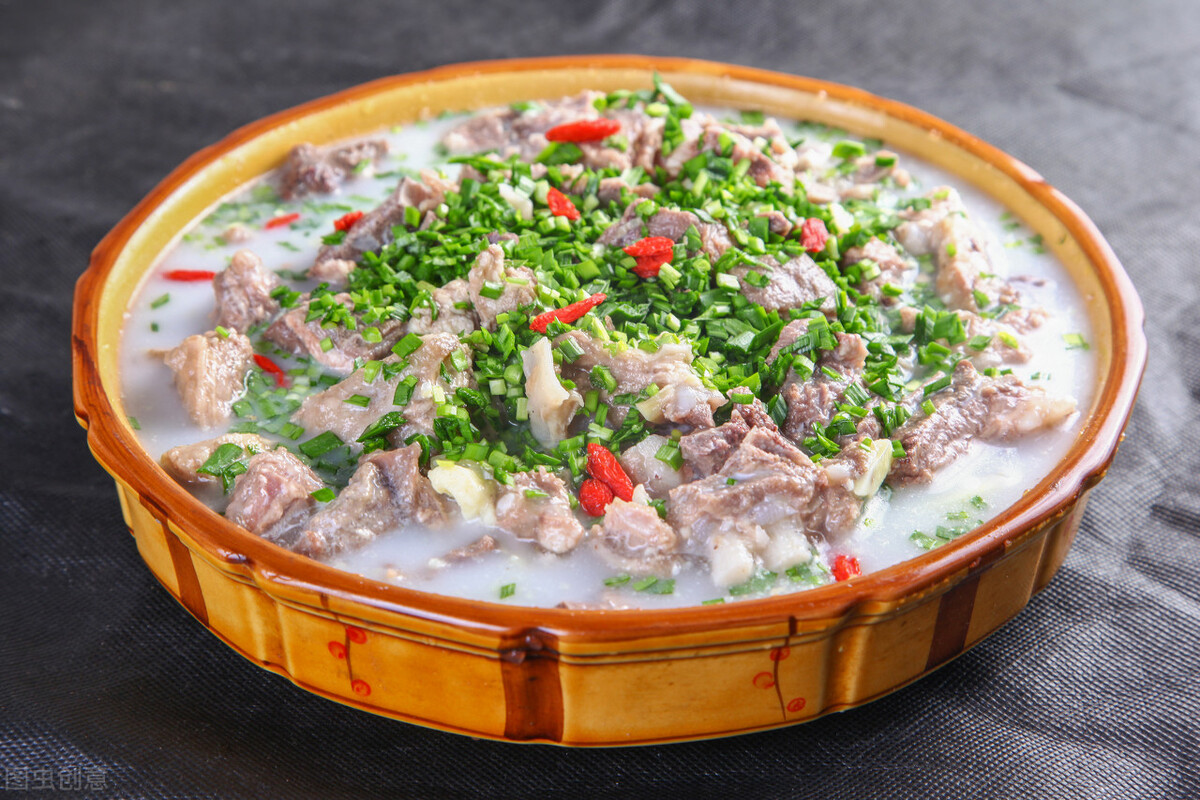 炖羊肉时，要想羊肉炖出来软烂没膻味，2种香料记得放，真的管用