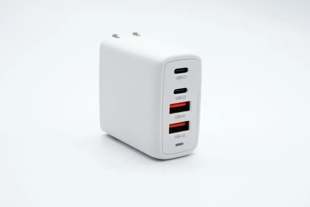 iPhone 13新机即将发布，35家工厂推出上百款快充新品