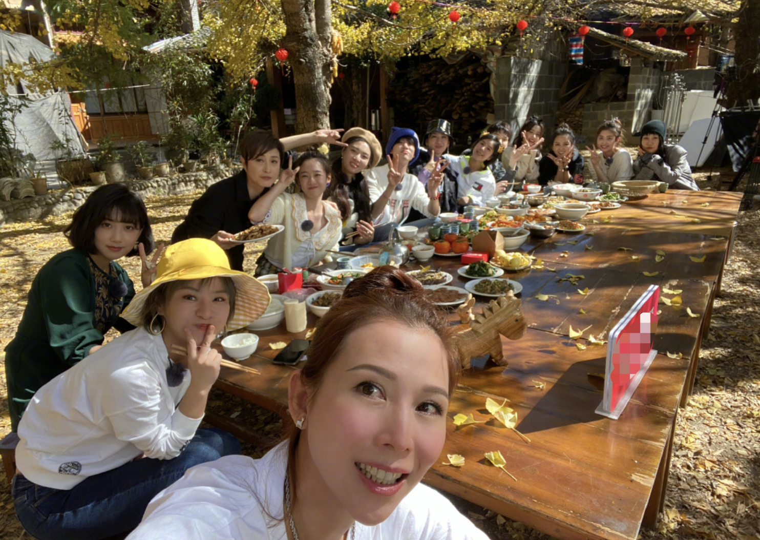 蔡少芬曬與兒子同框，母子倆戴口罩出行，魚蛋圓頭圓腦萌態十足