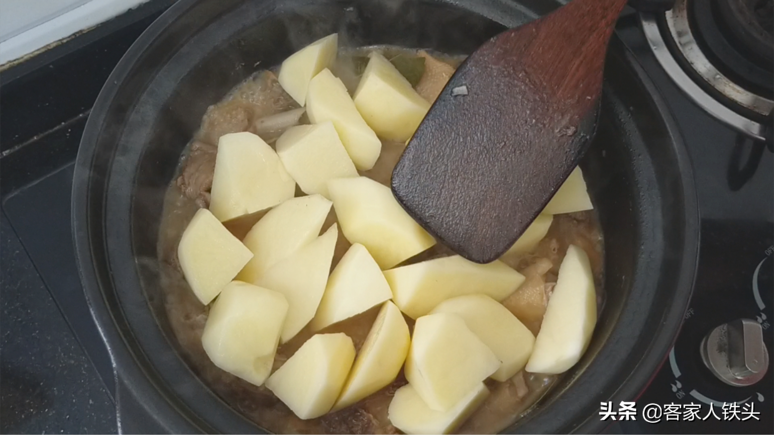 鸭肉别直接下锅炖，加2个土豆做一锅，好吃不腻，孩子都不挑食了