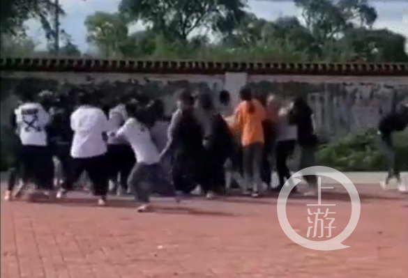 黑龙江30多名女学生街头约架斗殴详情曝光！哈尔滨依兰学生约架校长免职