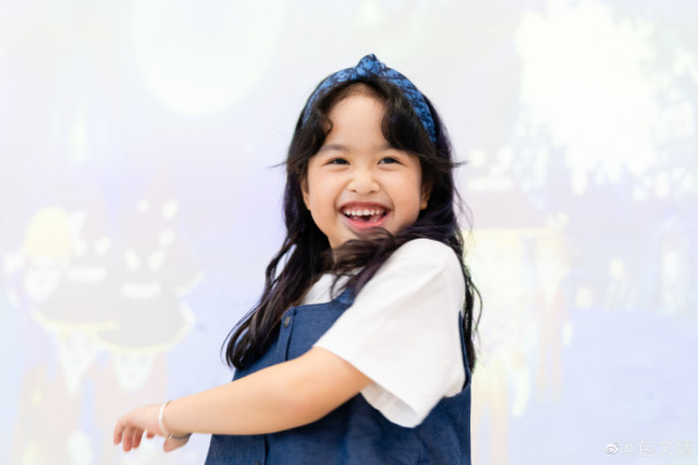 包文婧視頻包貝爾為女兒慶生，6歲餃子變化大，愈發漂亮太像媽媽