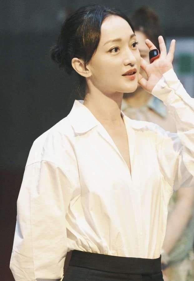 周迅只不过换了个发型，搭配西装如乡镇女干部