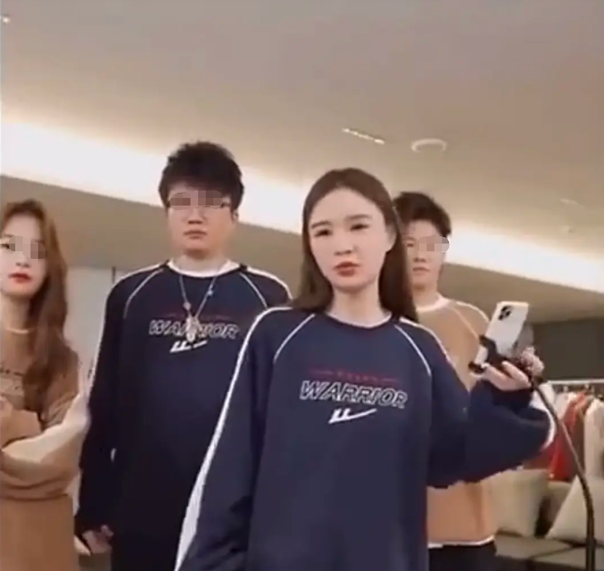 王思聪前女友雪梨脾气差？直播时骂员工，甩脸子翻白眼太尴尬