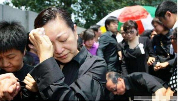 在罗京葬礼上哭的几乎休克的刘继红，为何却在